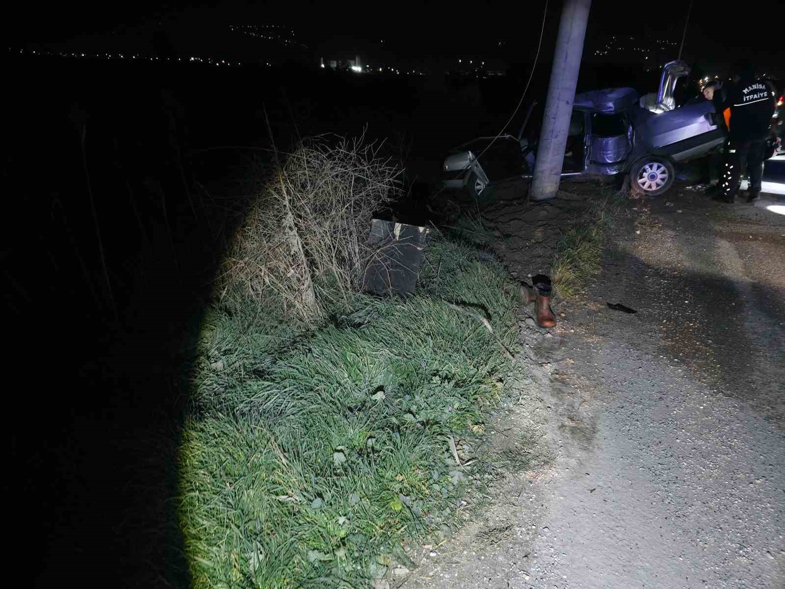 Manisa’da otomobil elektrik direğine çarptı: 1 ölü, 2 yaralı
