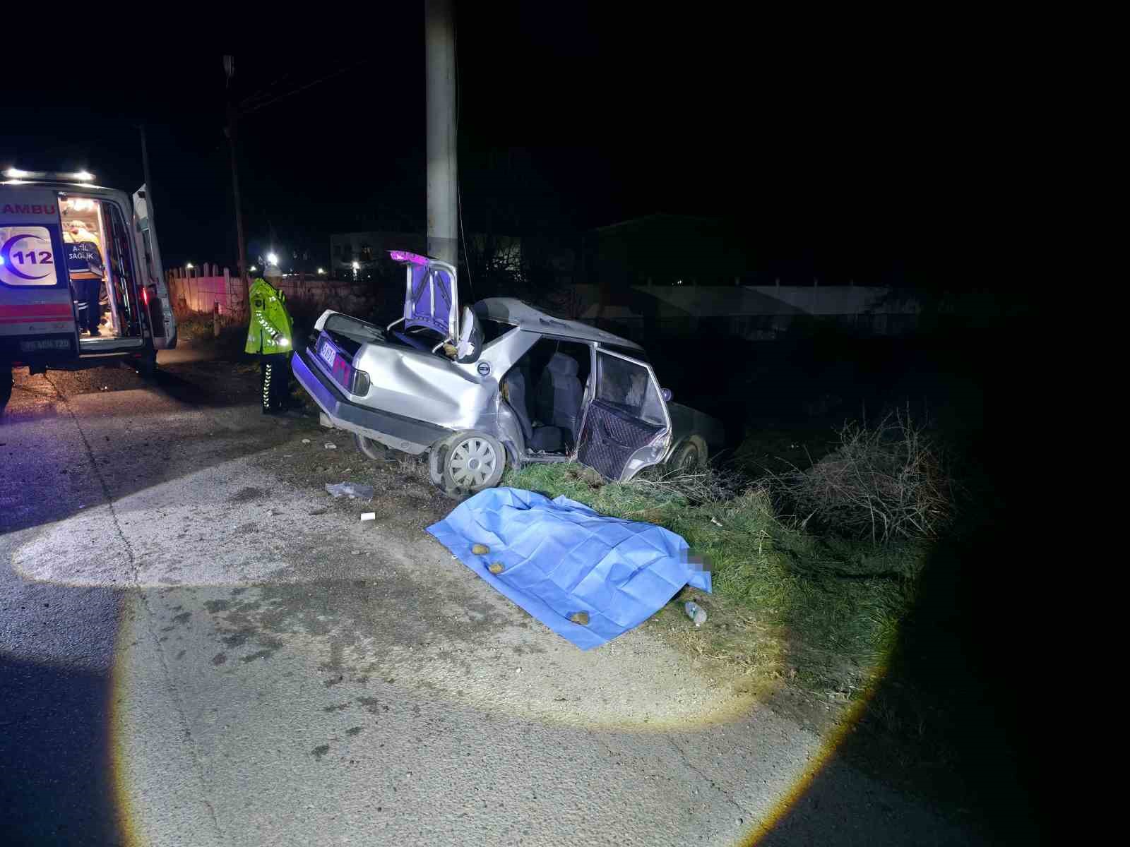 Manisa’da otomobil elektrik direğine çarptı: 1 ölü, 2 yaralı
