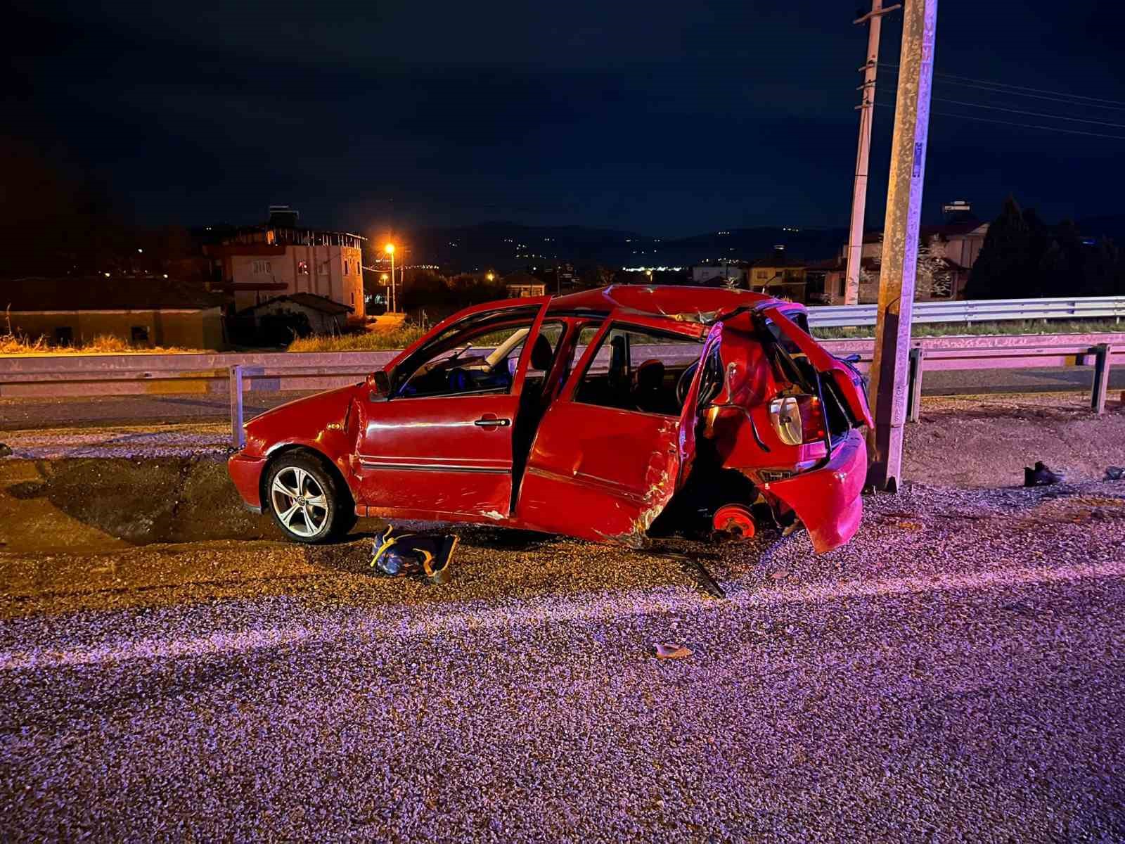 Manisa’da otomobil elektrik direğine çarptı: 2 ölü, 1 ağır yaralı
