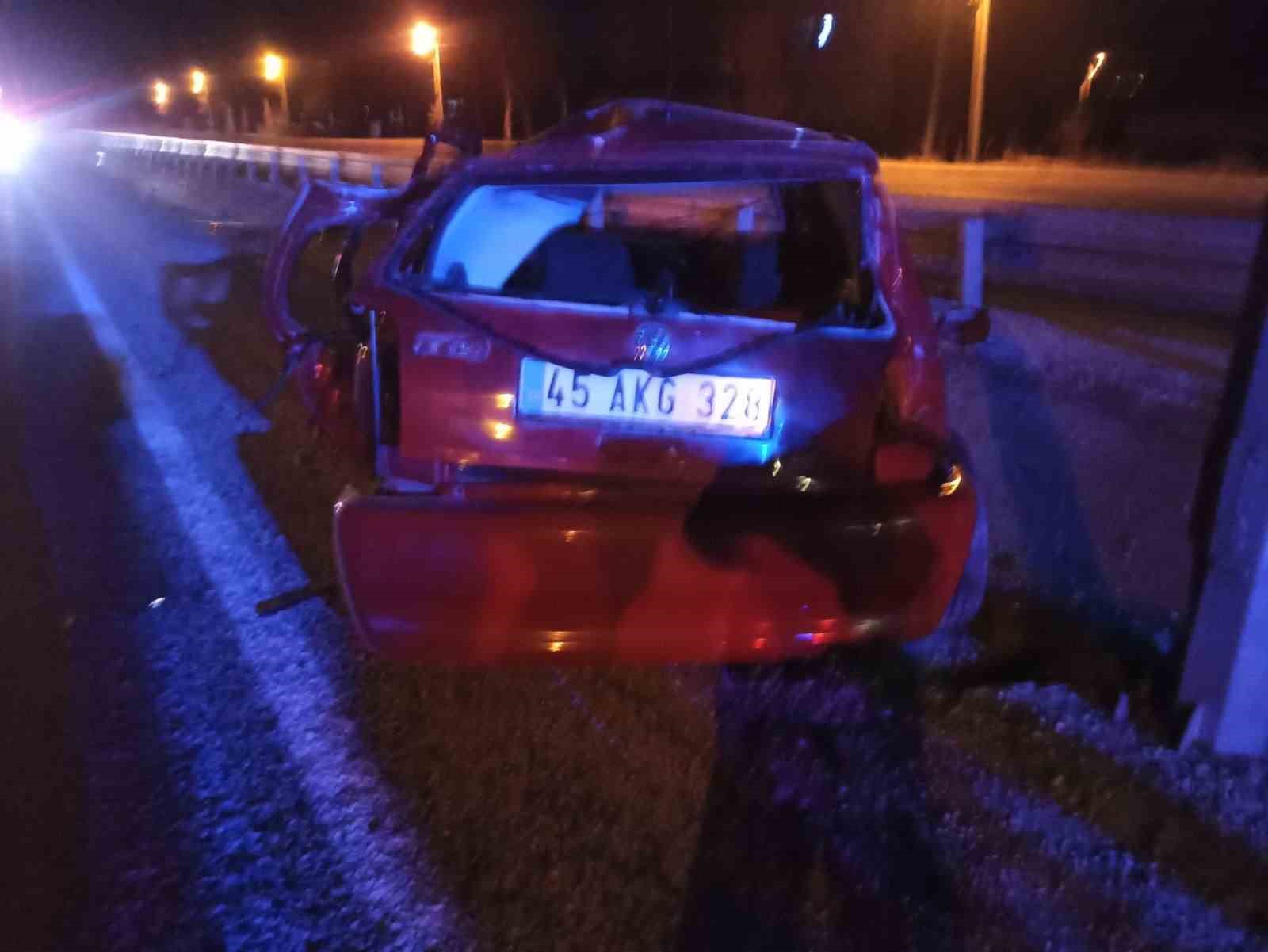 Manisa’da otomobil elektrik direğine çarptı: 2 ölü, 1 ağır yaralı
