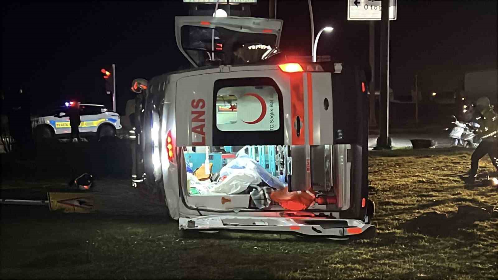 Manisa’da otomobil ile ambulans çarpıştı: 5 yaralı
