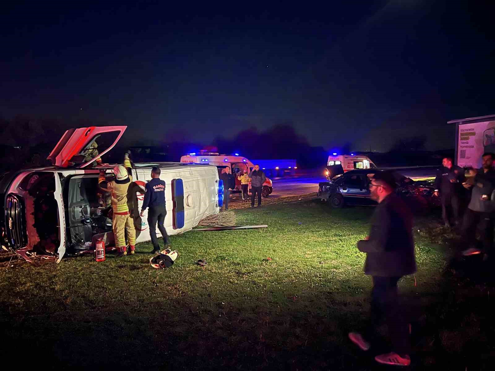 Manisa’da otomobil ile ambulans çarpıştı: 5 yaralı
