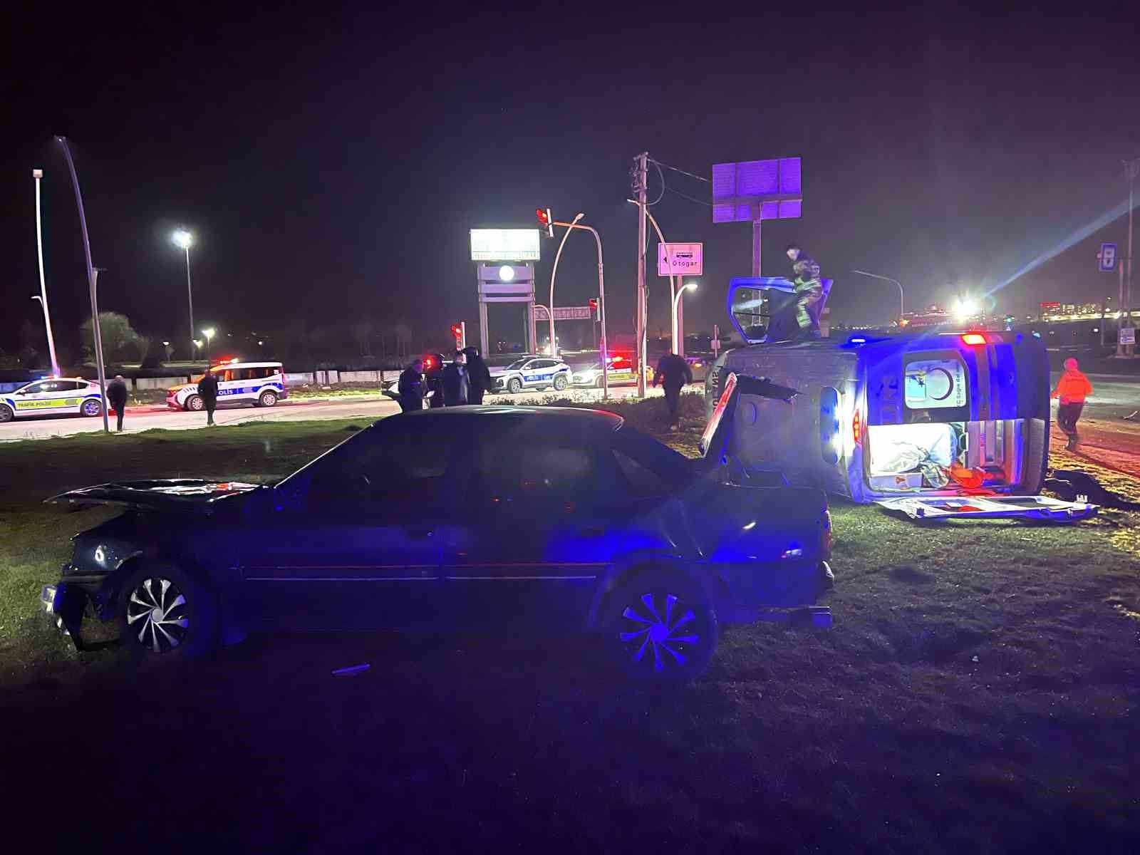 Manisa’da otomobil ile ambulans çarpıştı: 5 yaralı
