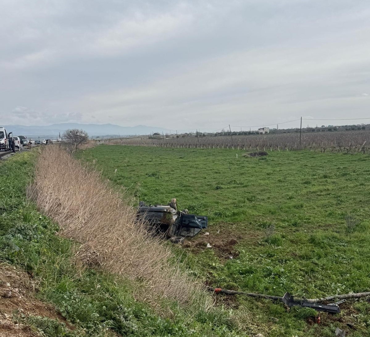 Manisa’da otomobil tarlaya uçtu: 2 yaralı
