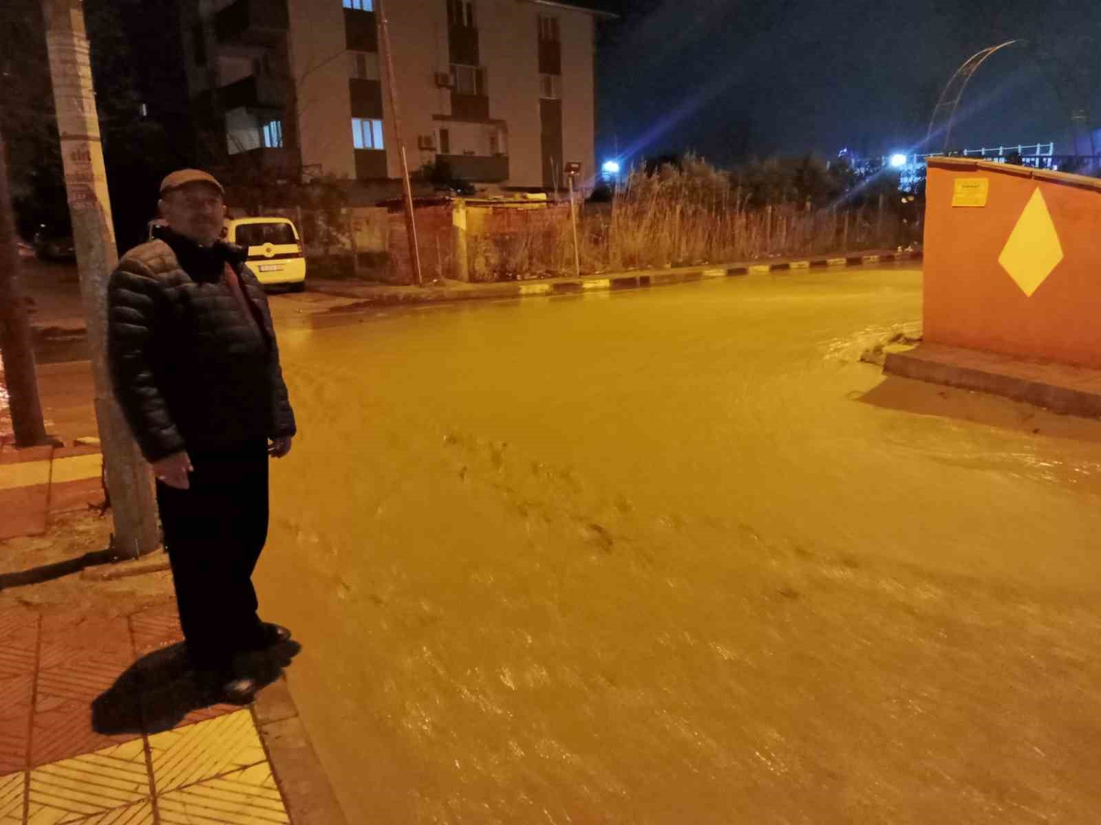 Manisa’da sağanak yağış etkili oldu: Otomobil dereye düştü, elektrikli otomobil alev aldı
Manisa’da sağanak yağış etkili oldu: Otomobil dereye düştü, elektrikli otomobil alev aldı