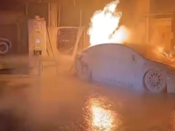 Manisa’da sağanak yağış etkili oldu: Otomobil dereye düştü, elektrikli otomobil alev aldı
Manisa’da sağanak yağış etkili oldu: Otomobil dereye düştü, elektrikli otomobil alev aldı