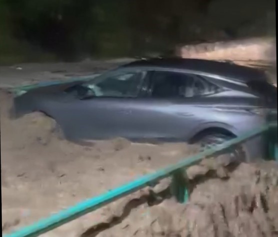 Manisa’da sağanak yağış etkili oldu: Otomobil dereye düştü, elektrikli otomobil alev aldı
Manisa’da sağanak yağış etkili oldu: Otomobil dereye düştü, elektrikli otomobil alev aldı