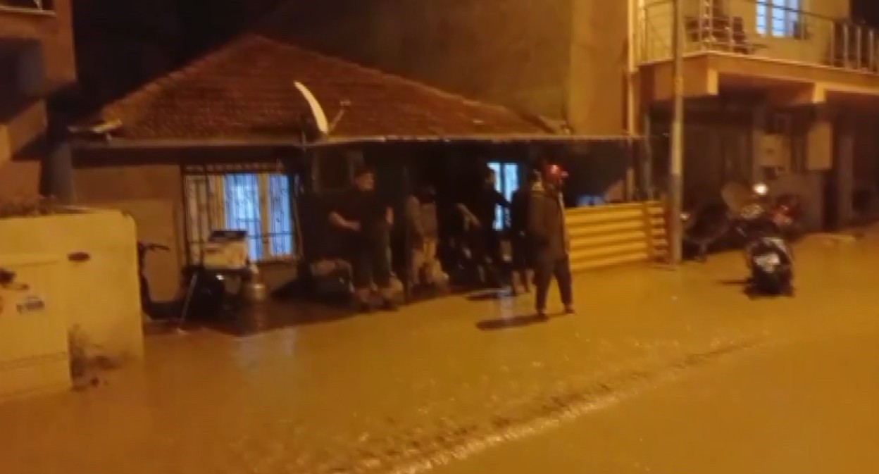 Manisa’da sağanak yağış etkili oldu: Otomobil dereye düştü, elektrikli otomobil alev aldı
Manisa’da sağanak yağış etkili oldu: Otomobil dereye düştü, elektrikli otomobil alev aldı