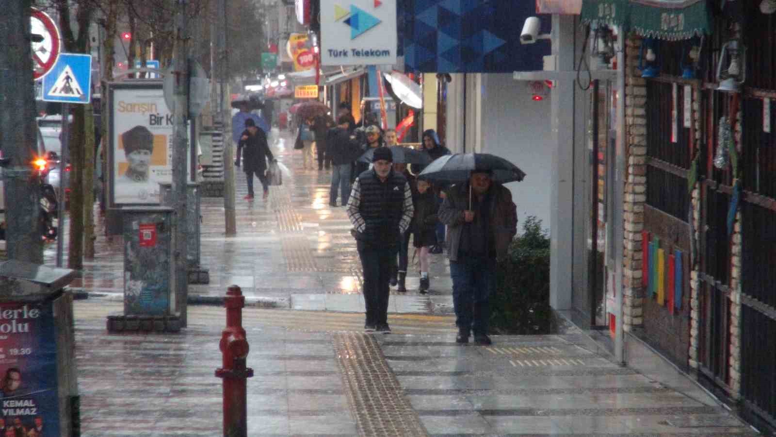 Manisa’da sağanak yağış etkili oluyor
