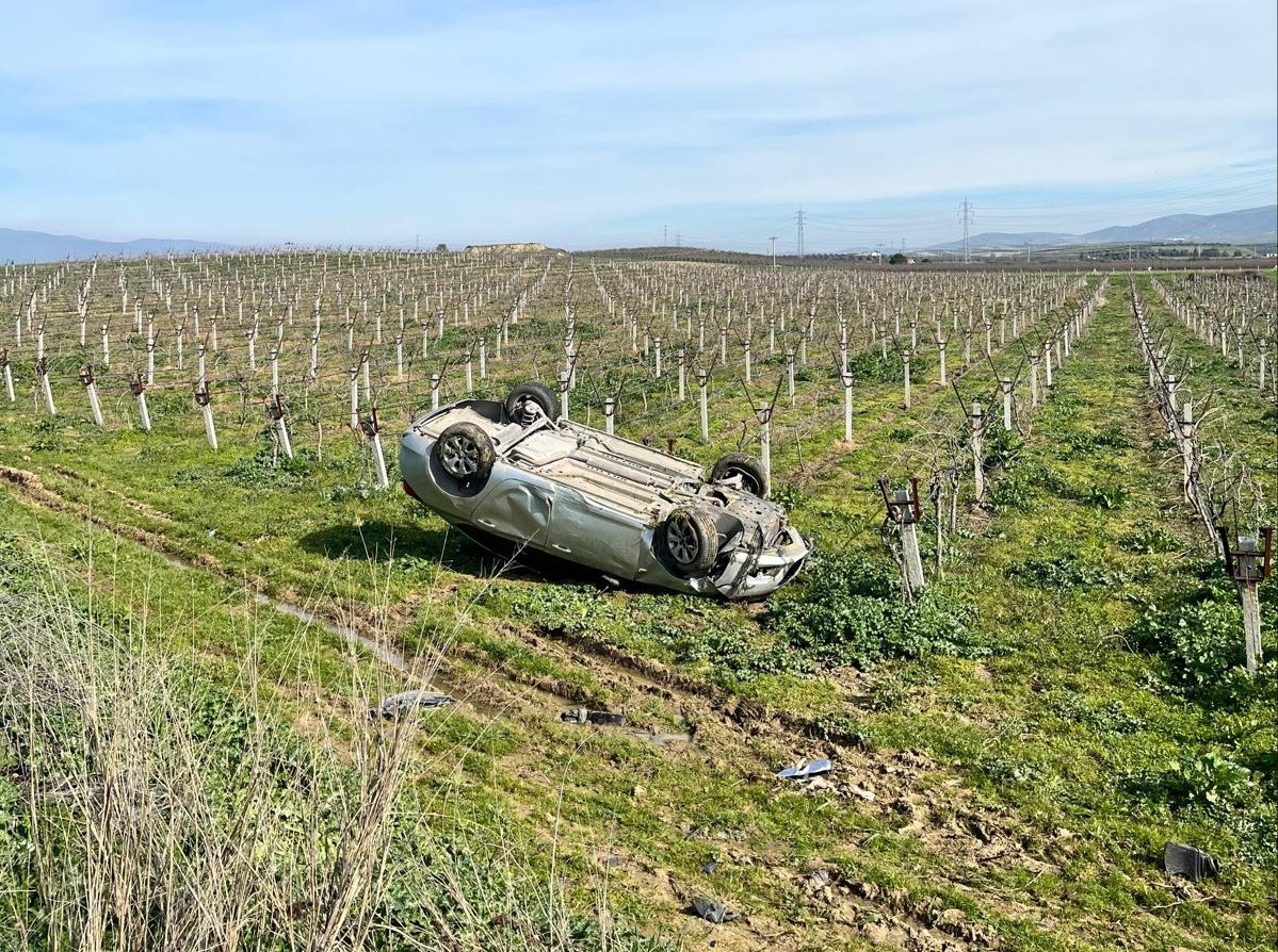 Manisa’da takla atan otomobil, üzüm bağına uçtu
