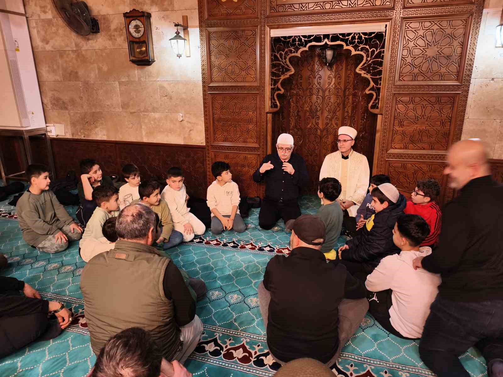 Manisa’da teravih sonrası çocuklara sürpriz
