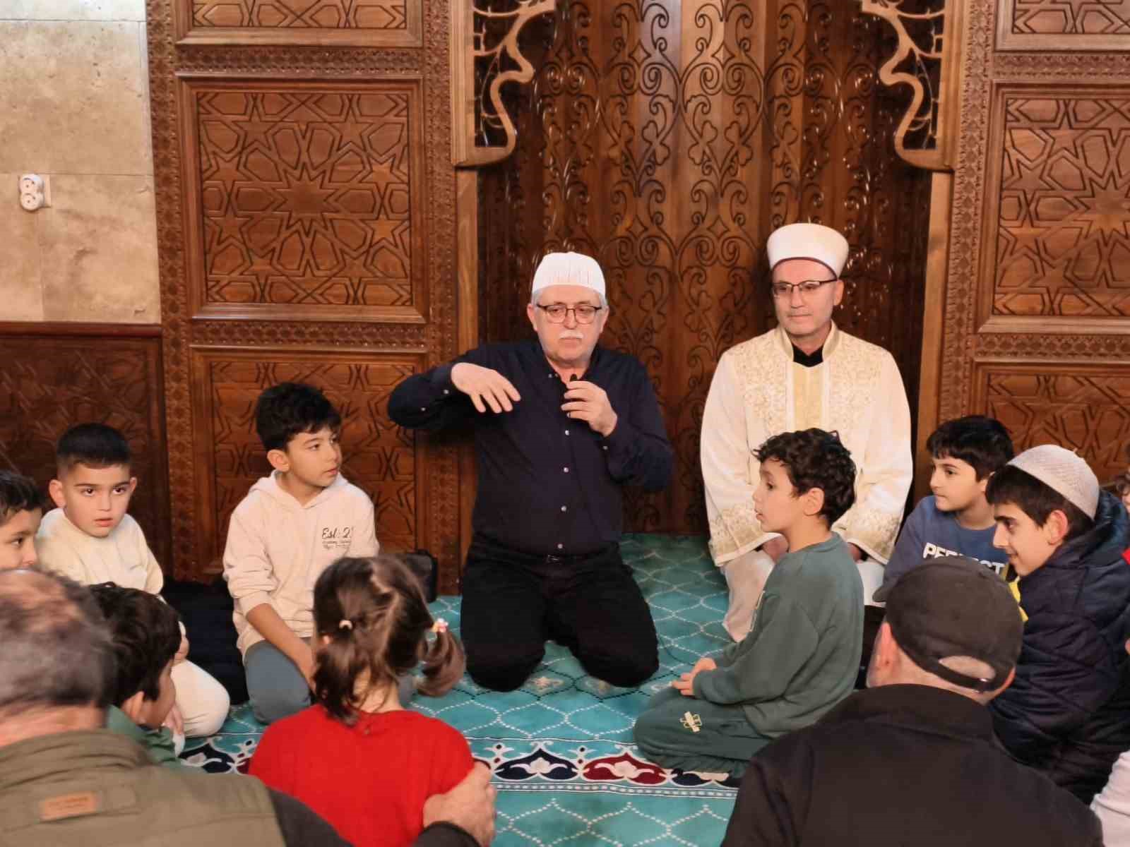 Manisa’da teravih sonrası çocuklara sürpriz
