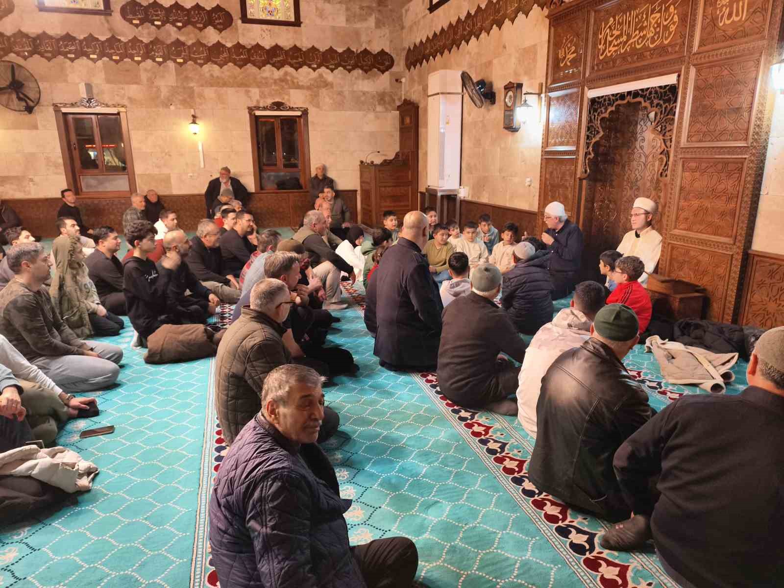 Manisa’da teravih sonrası çocuklara sürpriz
