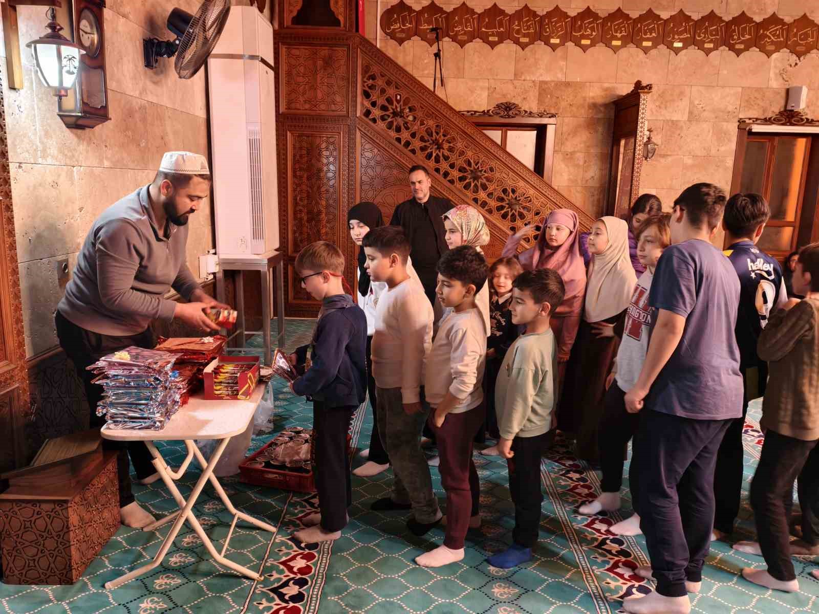 Manisa’da teravih sonrası çocuklara sürpriz
