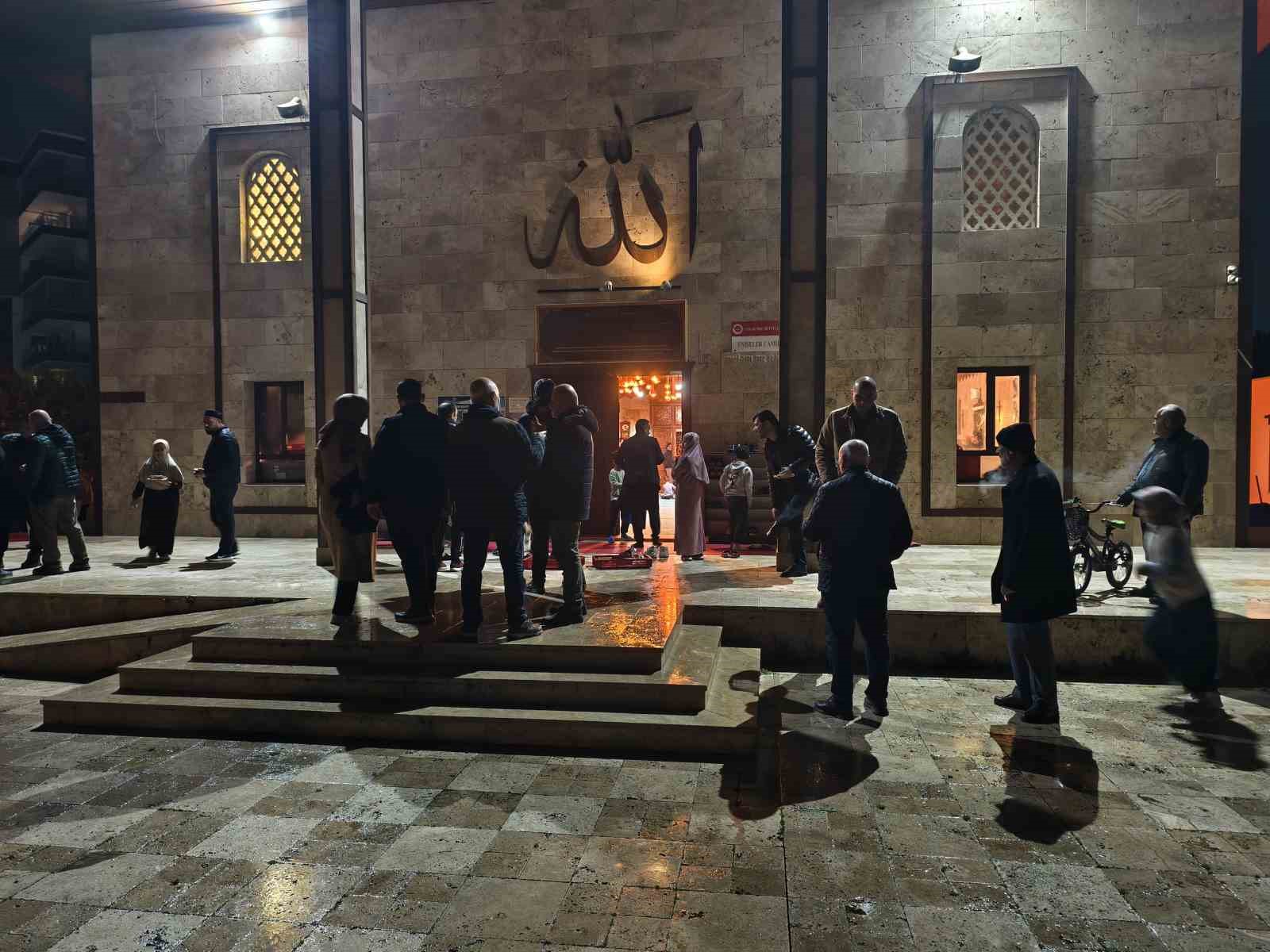 Manisa’da teravih sonrası çocuklara sürpriz
