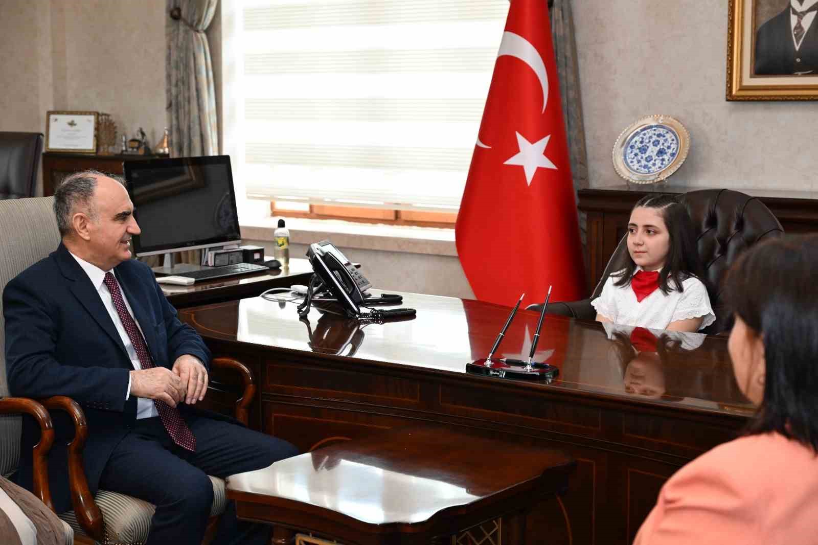 Manisa’da Valilik makamı minik Mehlika’ya emanet
