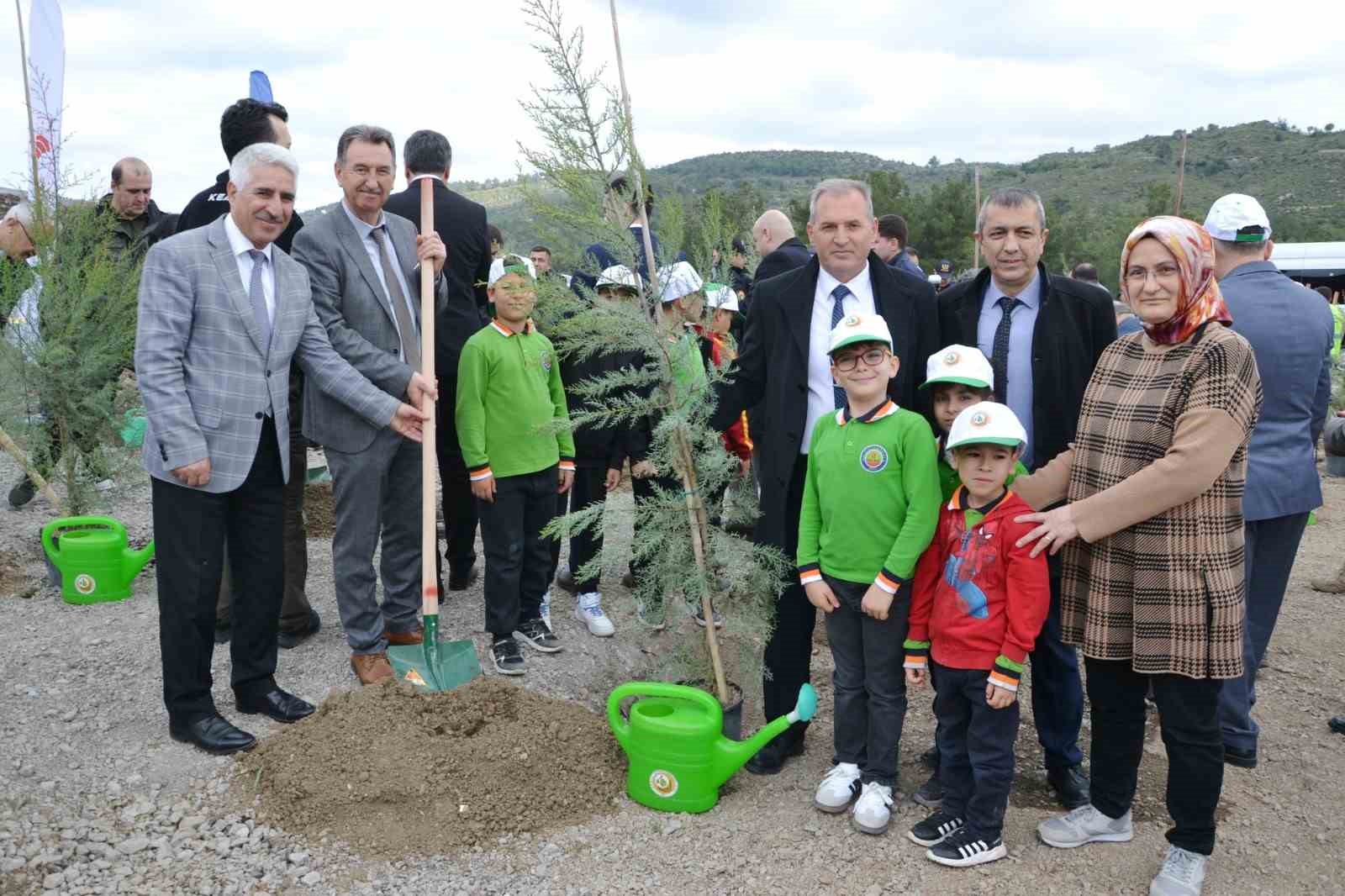 Manisa’da yanan alanlar yeniden yeşeriyor
