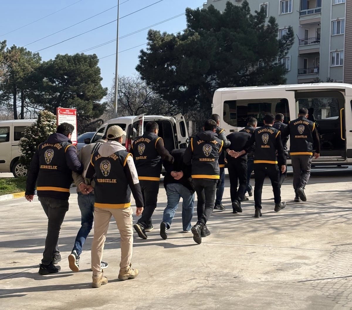Manisa’daki fabrika hırsızları yakalandı
