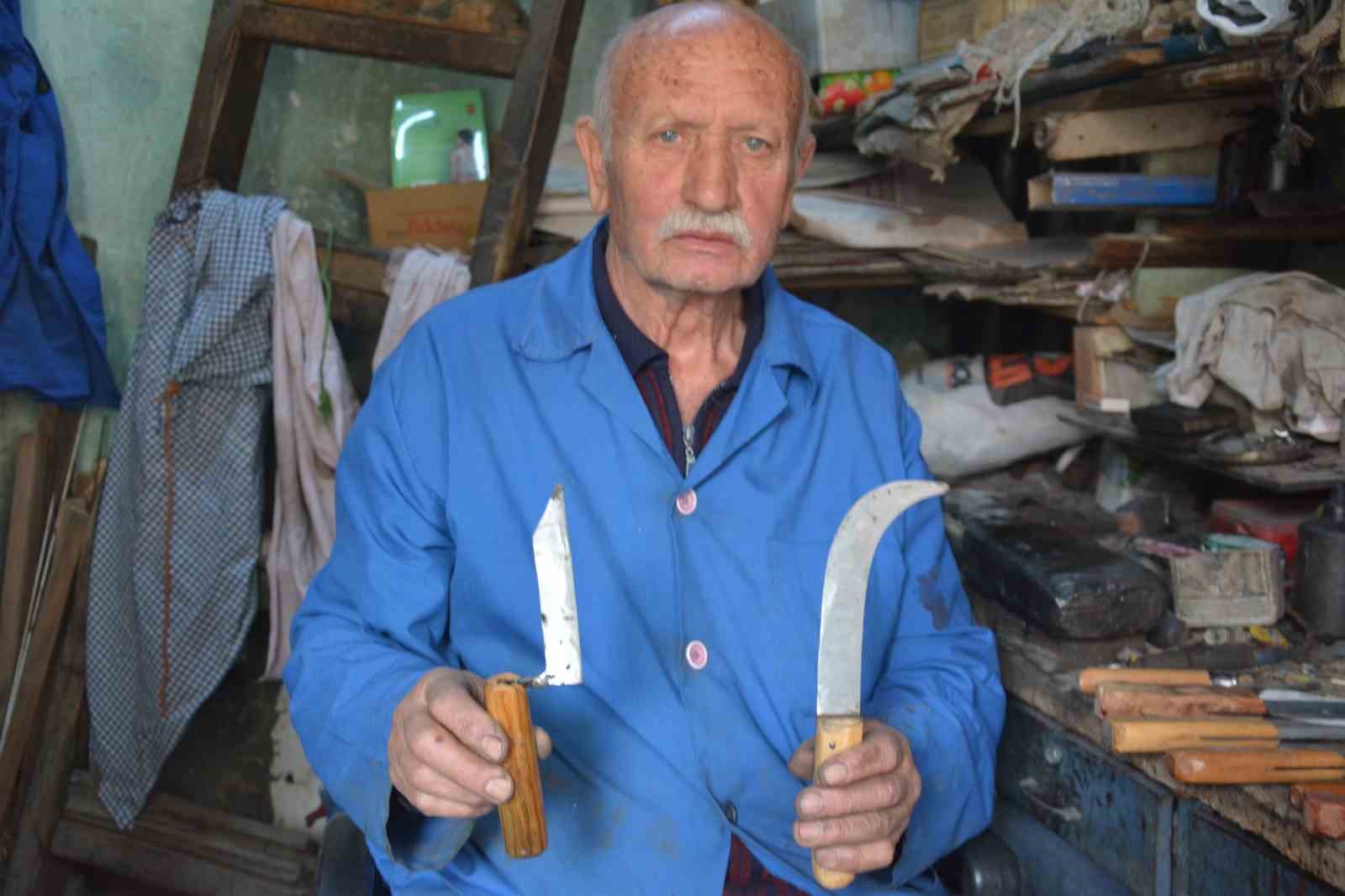 Manisa’nın 64 yıllık çelik bileği Orhan usta yarım asırdır örs başında
