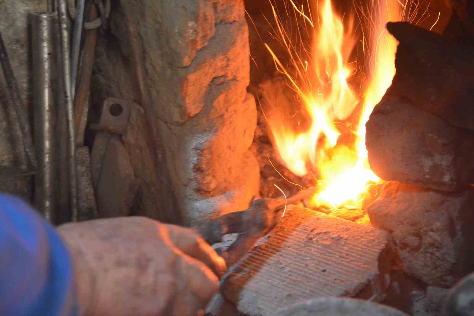 Manisa’nın 64 yıllık çelik bileği Orhan usta yarım asırdır örs başında
