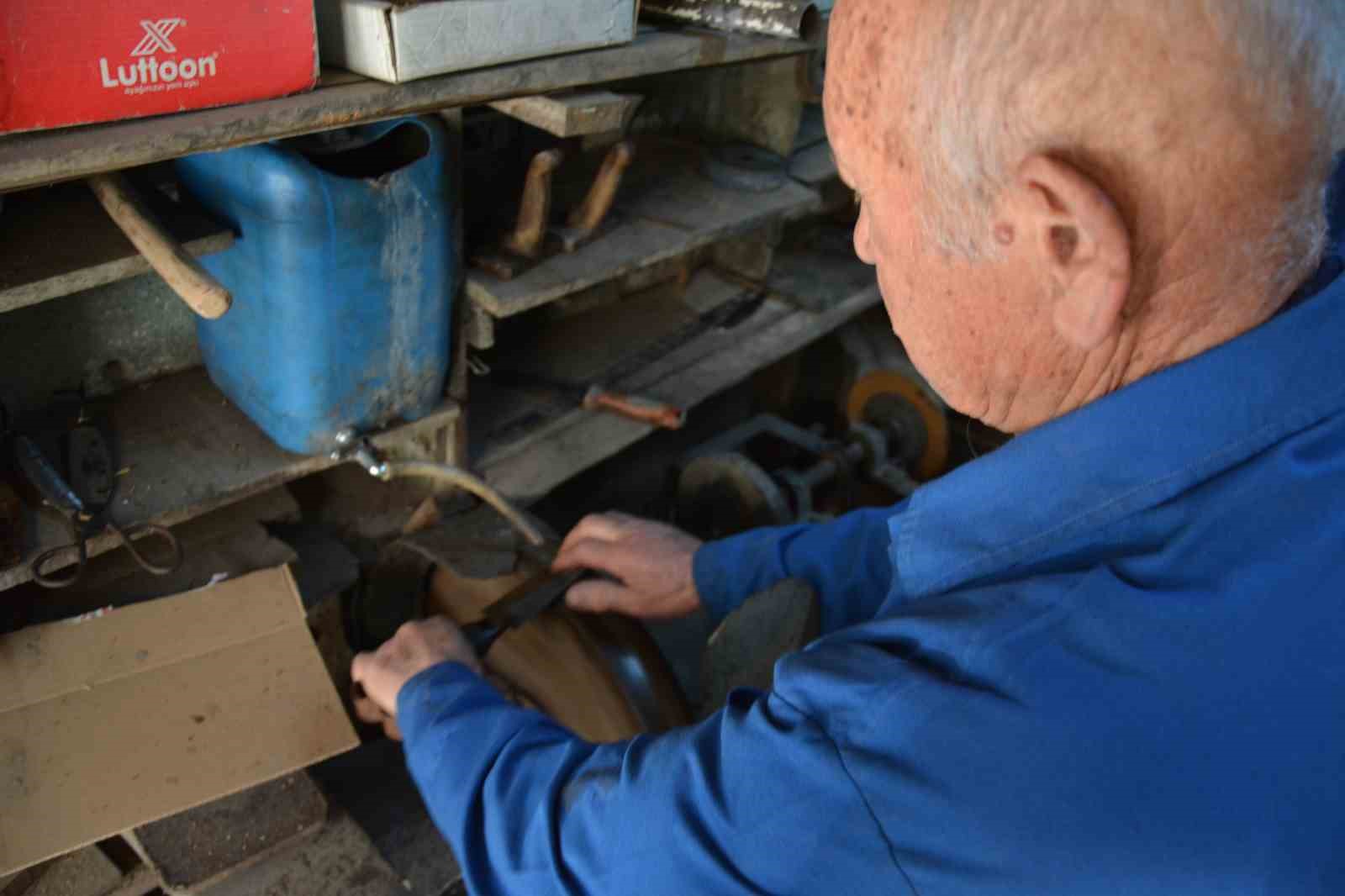 Manisa’nın 64 yıllık çelik bileği Orhan usta yarım asırdır örs başında
