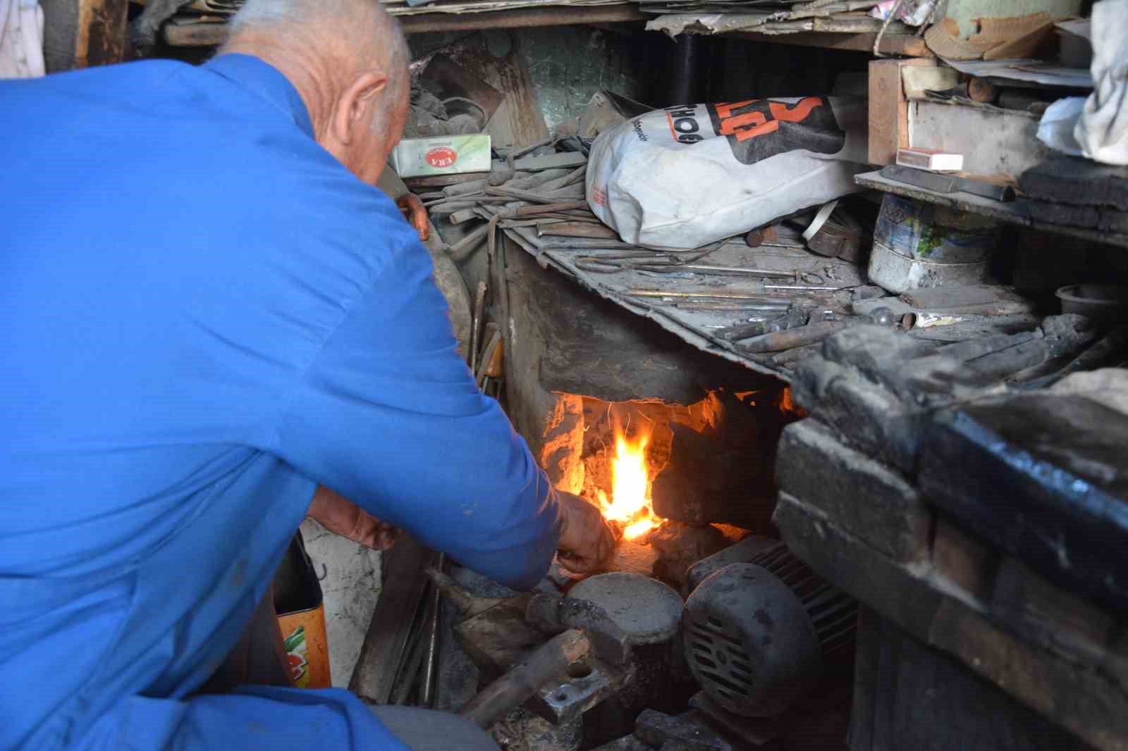 Manisa’nın 64 yıllık çelik bileği Orhan usta yarım asırdır örs başında
