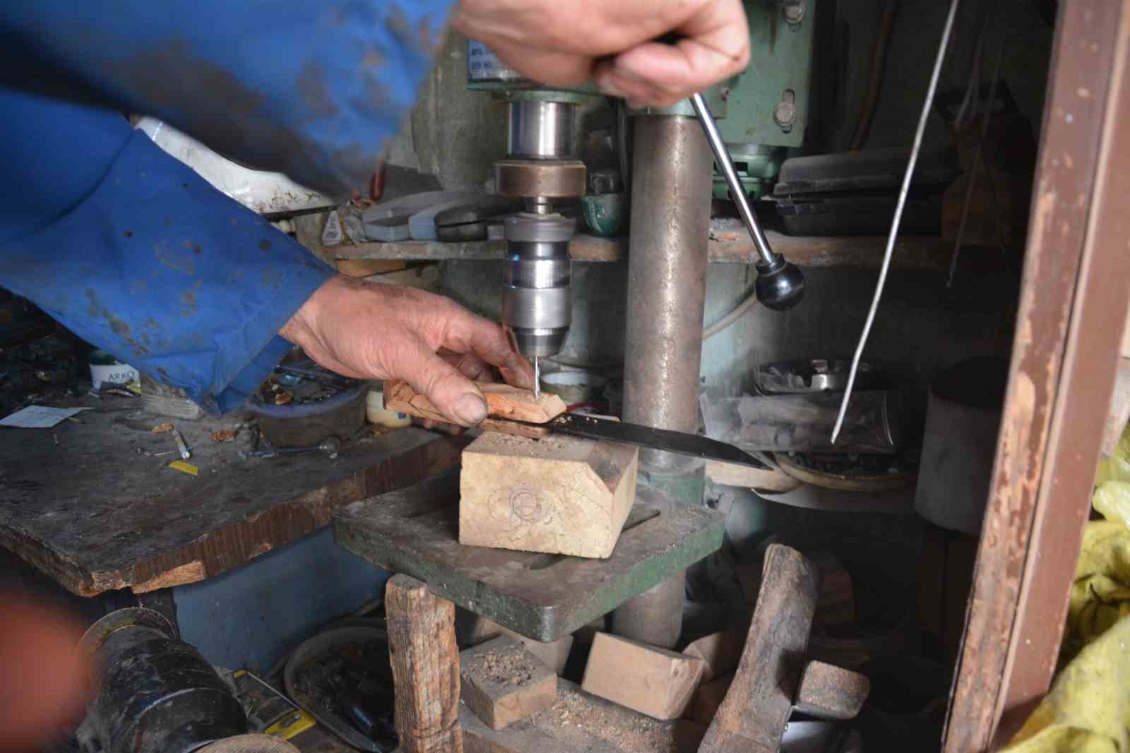 Manisa’nın 64 yıllık çelik bileği Orhan usta yarım asırdır örs başında
