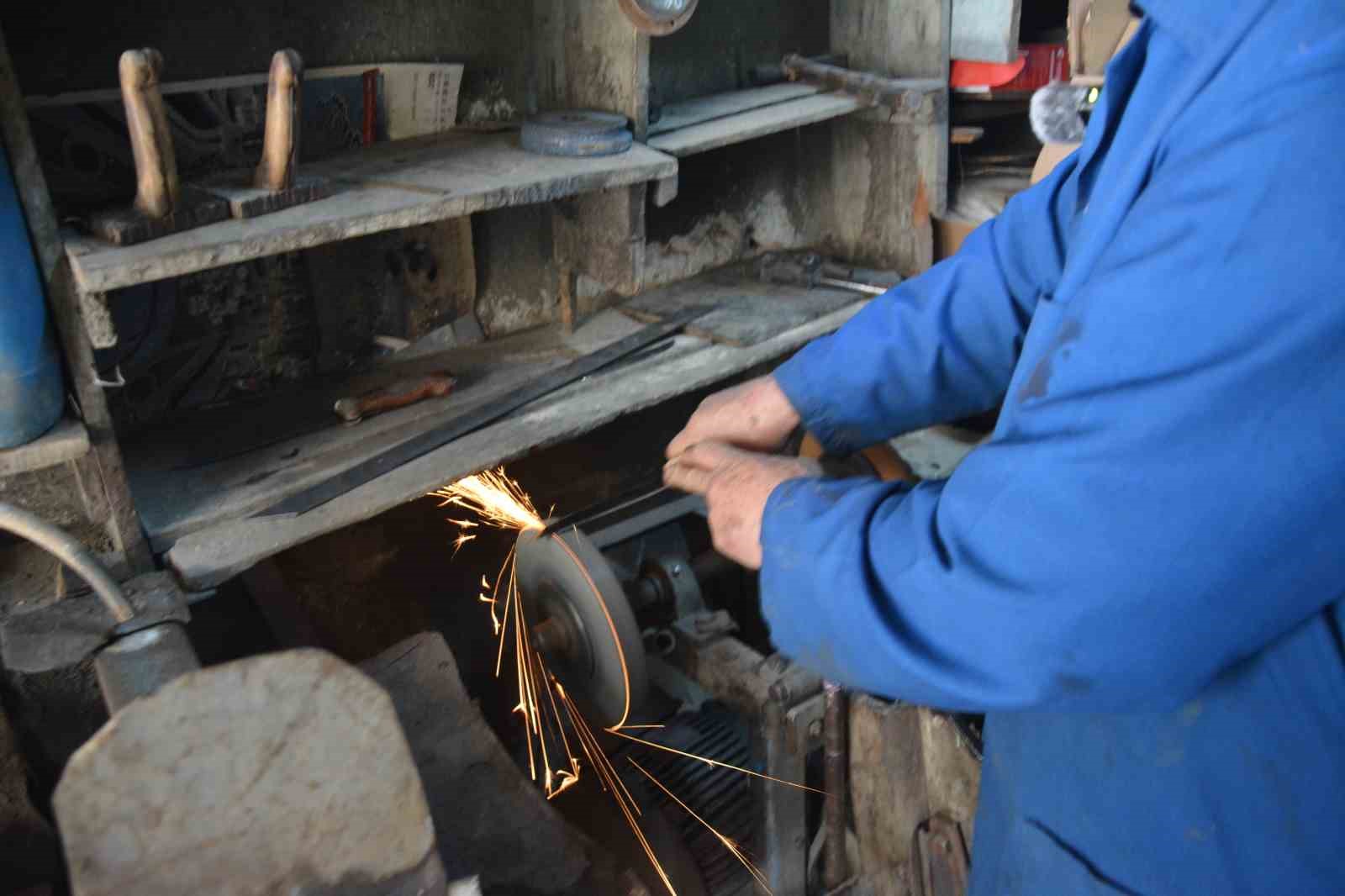 Manisa’nın 64 yıllık çelik bileği Orhan usta yarım asırdır örs başında
