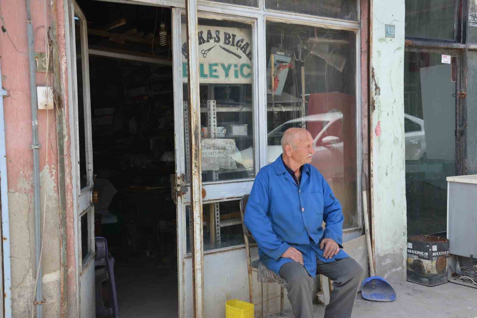 Manisa’nın 64 yıllık çelik bileği Orhan usta yarım asırdır örs başında
