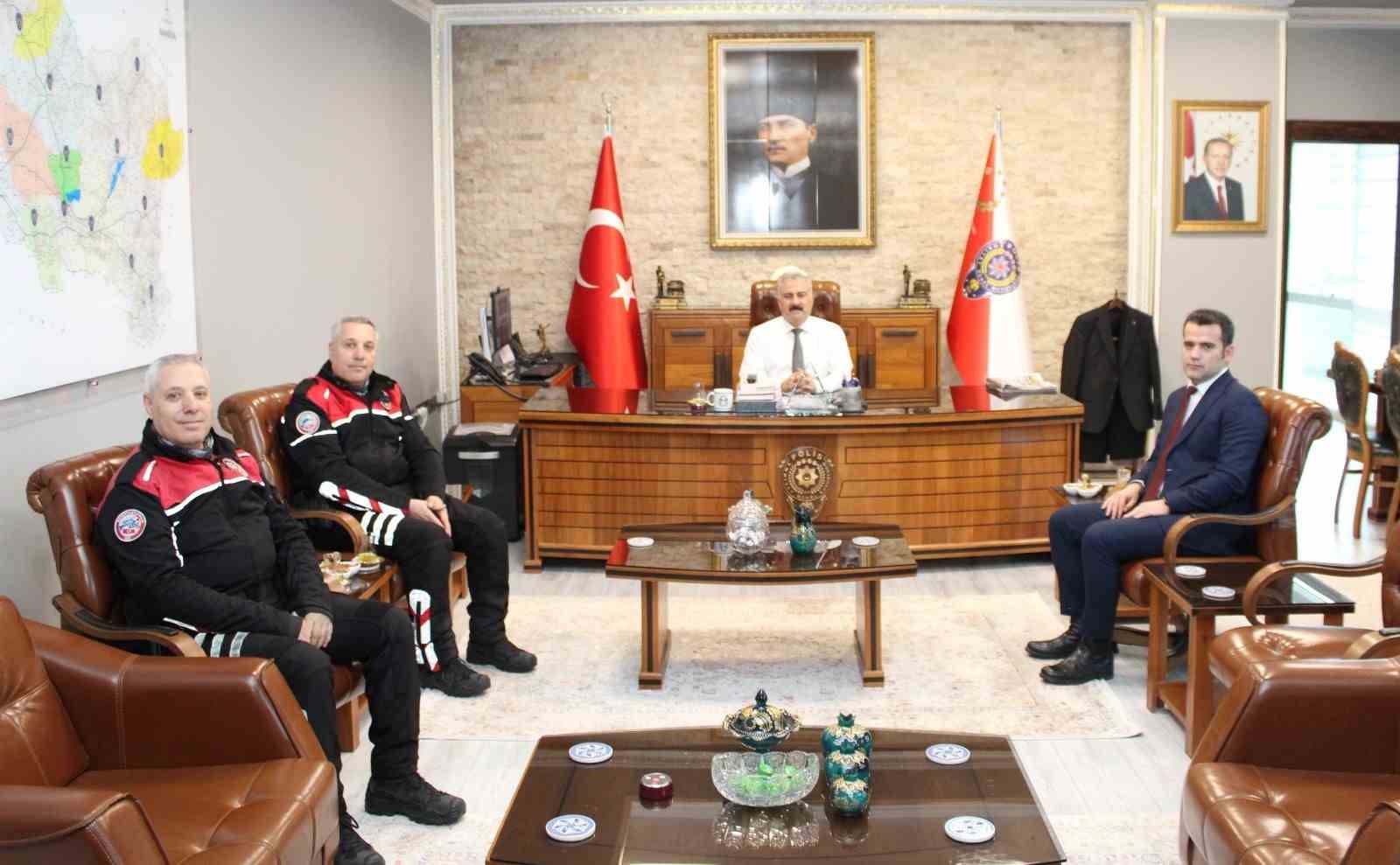 Manisa’nın ikiz polisleri emekliye ayrıldı
