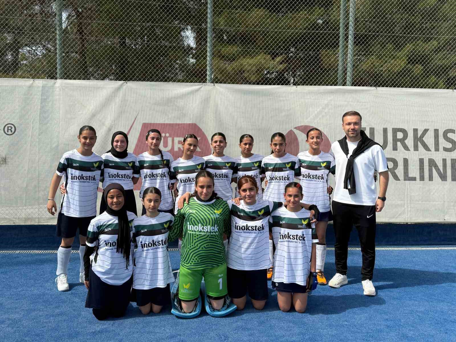 Manisa’nın kızları turnuvadan şampiyon ayrıldı
