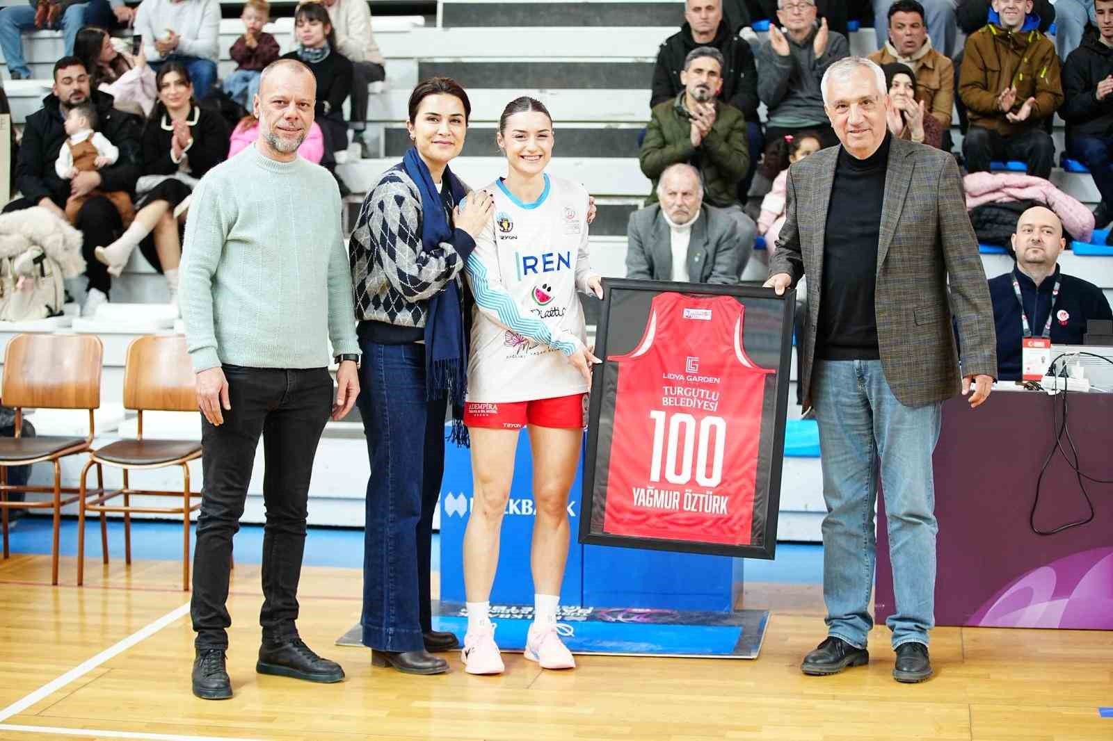 Manisa’nın tek kadın basketbol takımı zirve takibini sürdürüyor
Manisa’nın tek kadın basketbol takımı zirve takibini sürdürüyor