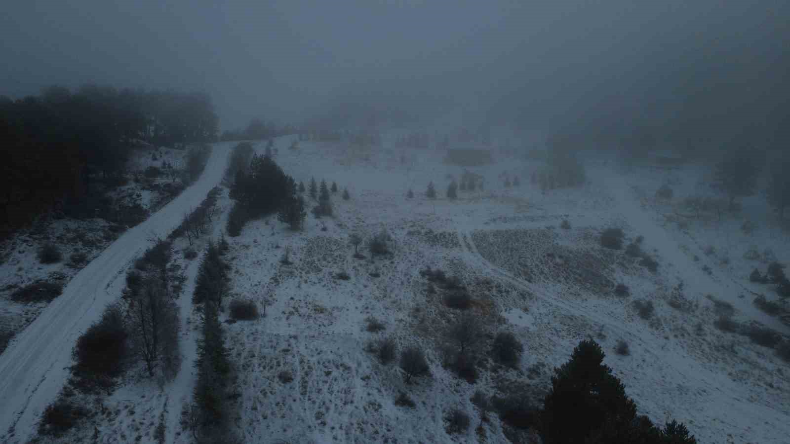 Manisa’nın yüksek kesimlerinde kartpostallık kar manzaraları
