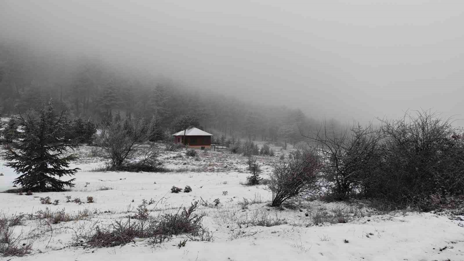 Manisa’nın yüksek kesimlerinde kartpostallık kar manzaraları
