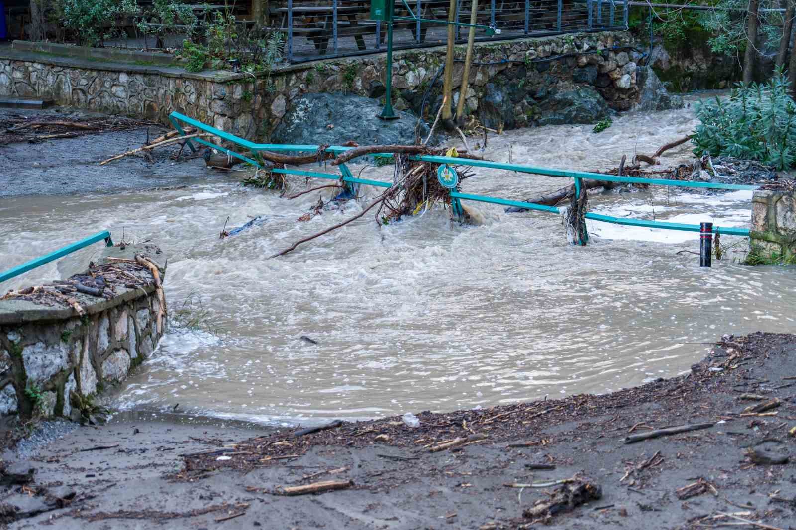 Manisa’yı sağanak vurdu, taşkın hasarı gün ağarınca ortaya çıktı
