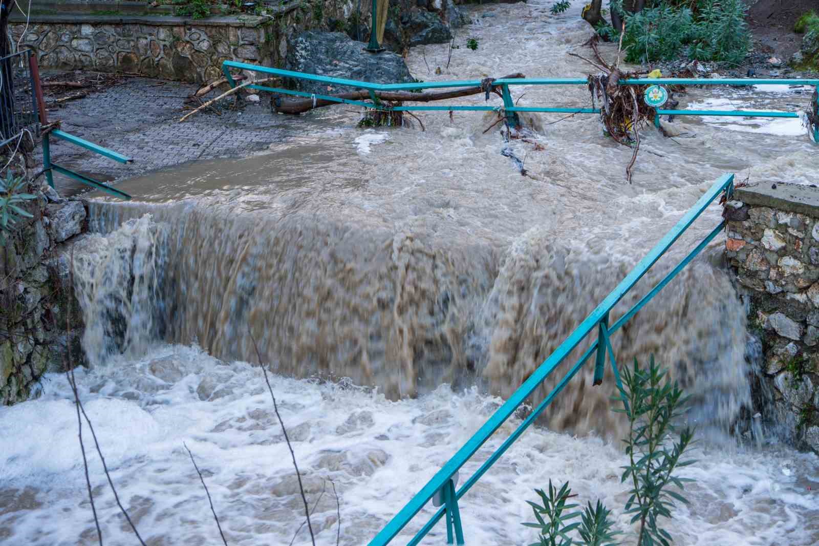Manisa’yı sağanak vurdu, taşkın hasarı gün ağarınca ortaya çıktı

