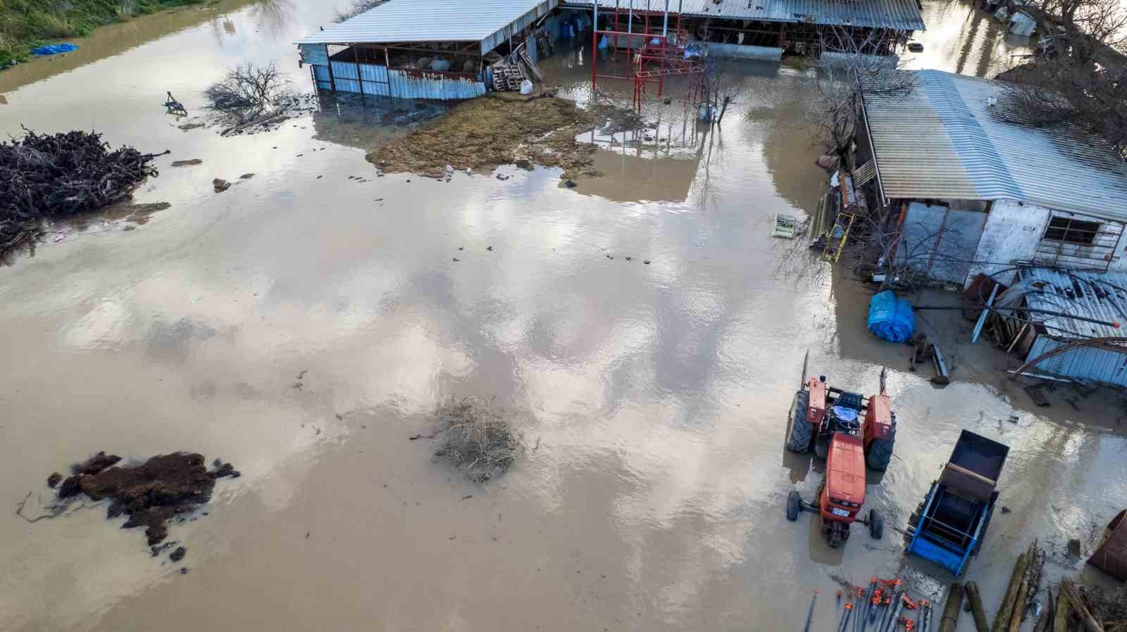Manisa’yı sağanak vurdu, taşkın hasarı gün ağarınca ortaya çıktı
