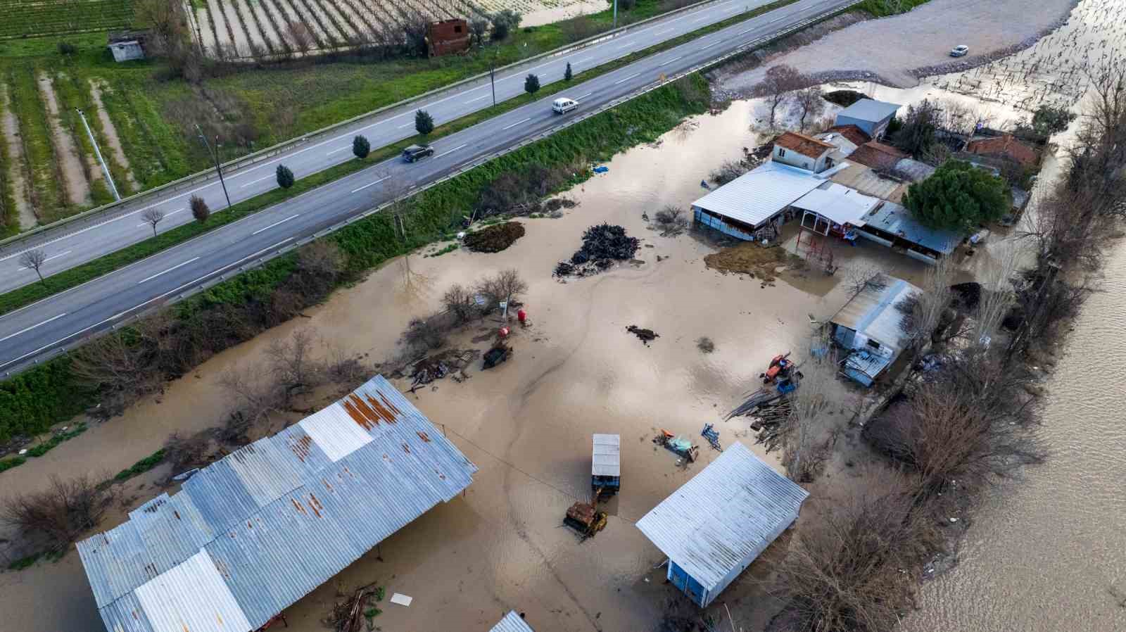 Manisa’yı sağanak vurdu, taşkın hasarı gün ağarınca ortaya çıktı
