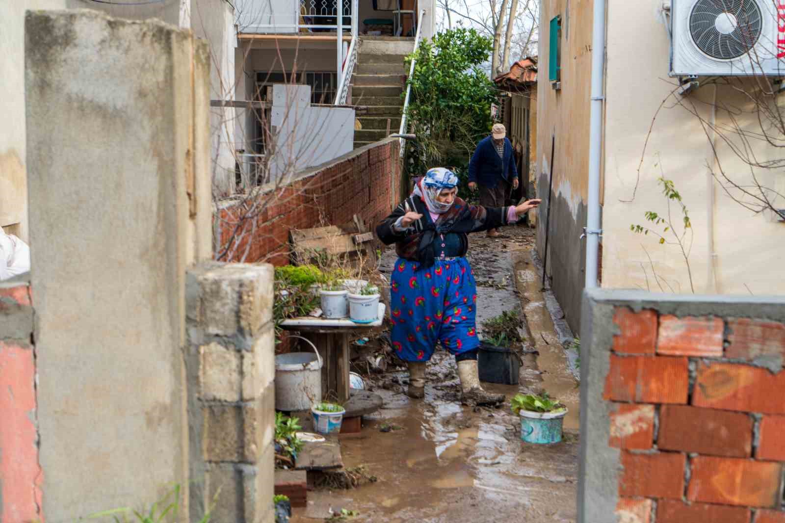 Manisa’yı sağanak vurdu, taşkın hasarı gün ağarınca ortaya çıktı
