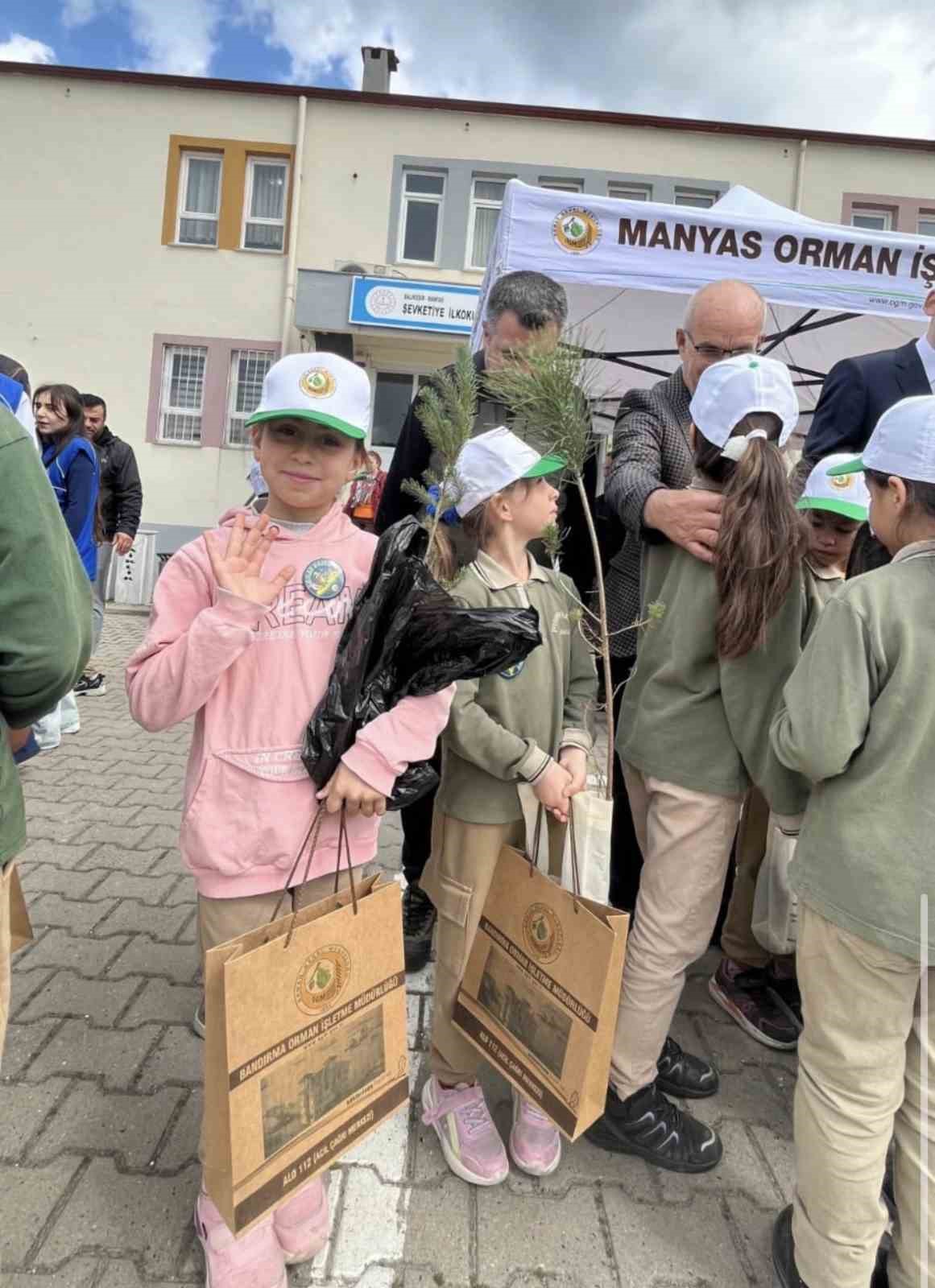 Manyas’ta Orman Haftası’nda fidanlar öğrencilere dağıtıldı
