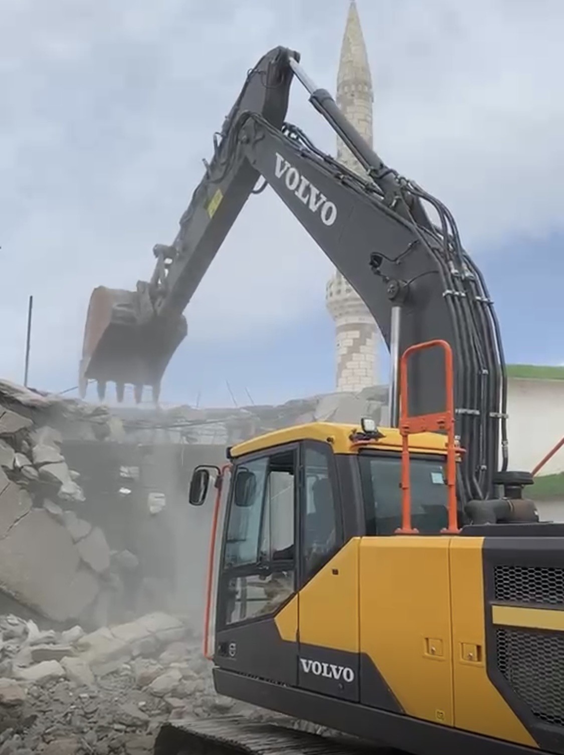 Maraş depremlerinde ağır hasar alan cami yıkıldı
