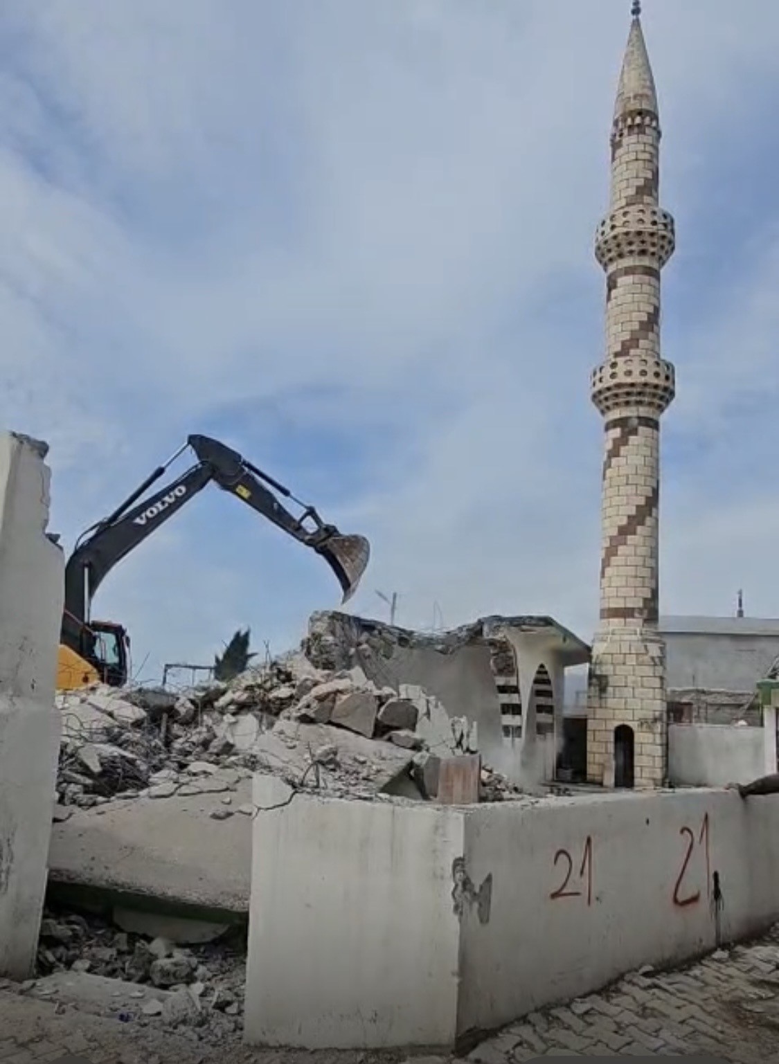 Maraş depremlerinde ağır hasar alan cami yıkıldı
