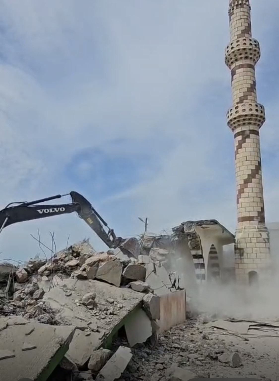 Maraş depremlerinde ağır hasar alan cami yıkıldı
