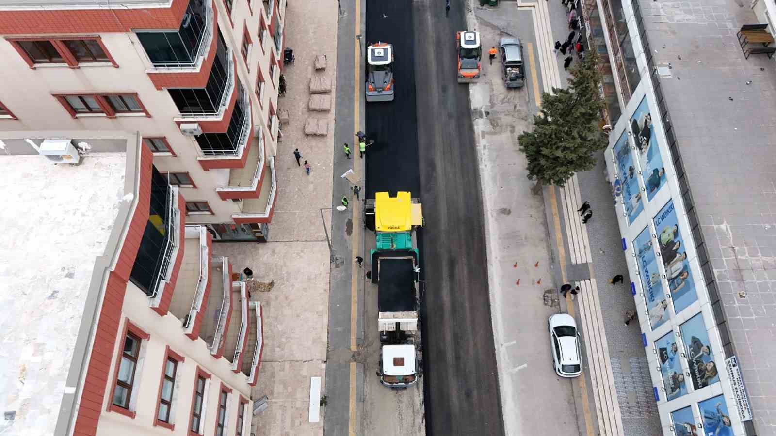 Mardin Büyükşehir Belediyesi, asfalt ve yol yenileme seferberliği başlattı
