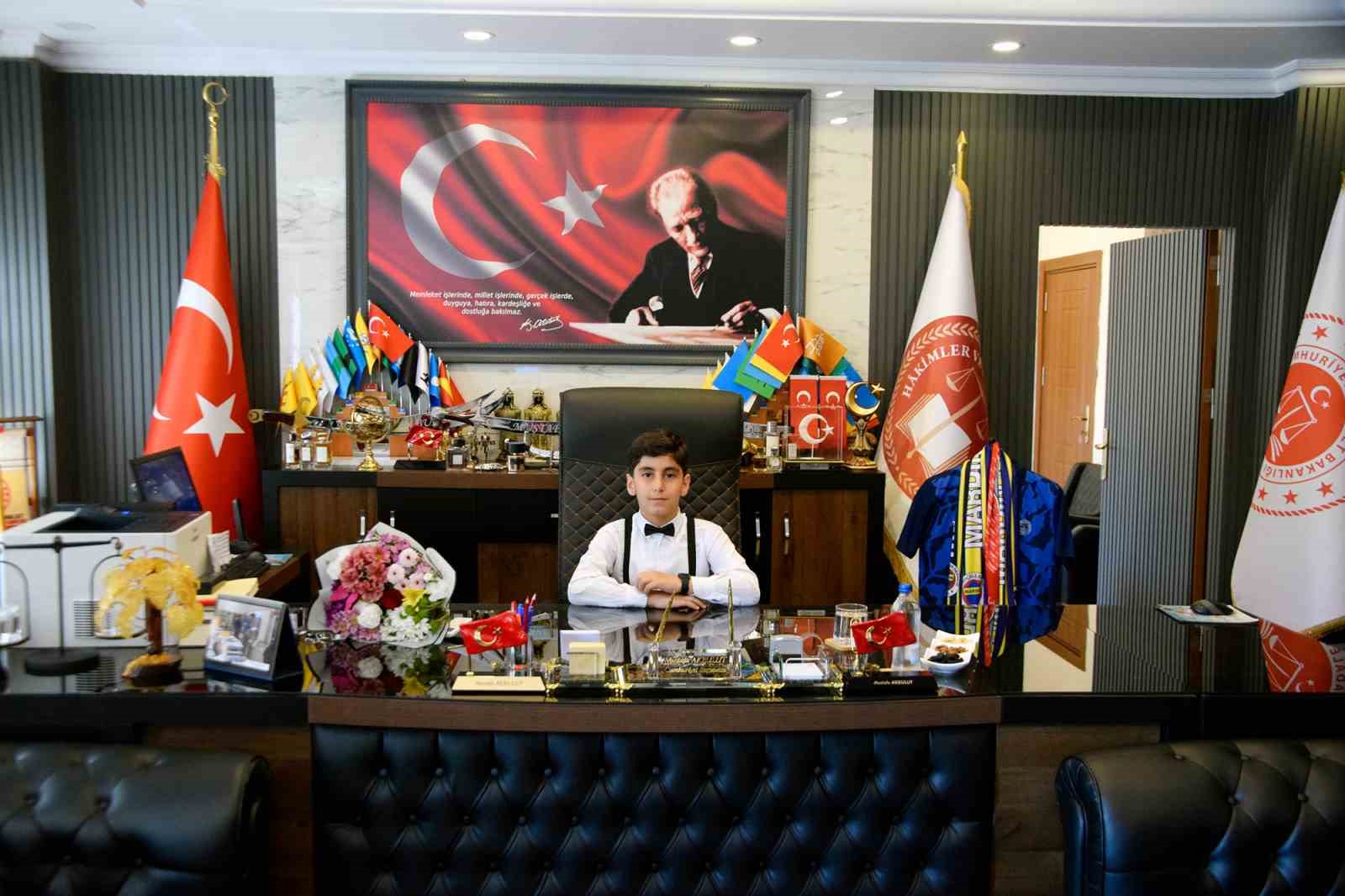 Mardin Cumhuriyet Başsavcısı Akbulut makamını 23 Nisan için öğrenciye emanet etti
