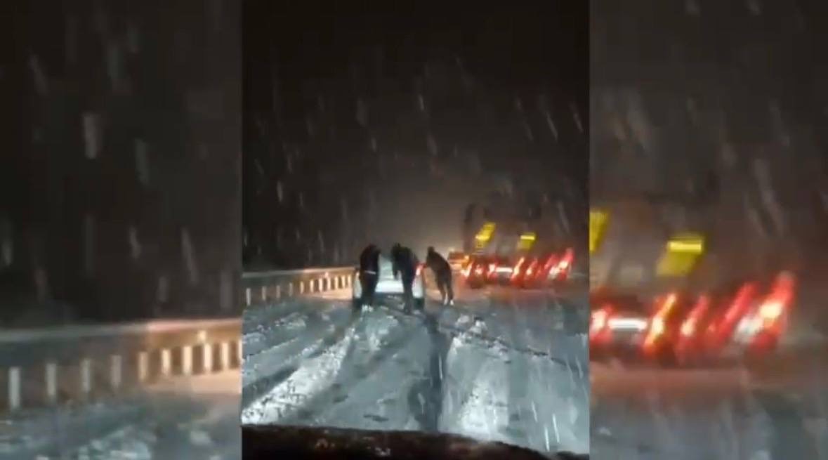 Mardin-Diyarbakır karayolunda kar engeli
