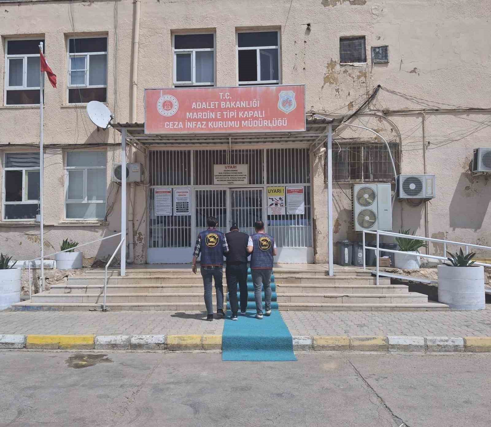 Mardin’de 50 yıl cezası bulunan 2 firari yakalandı
