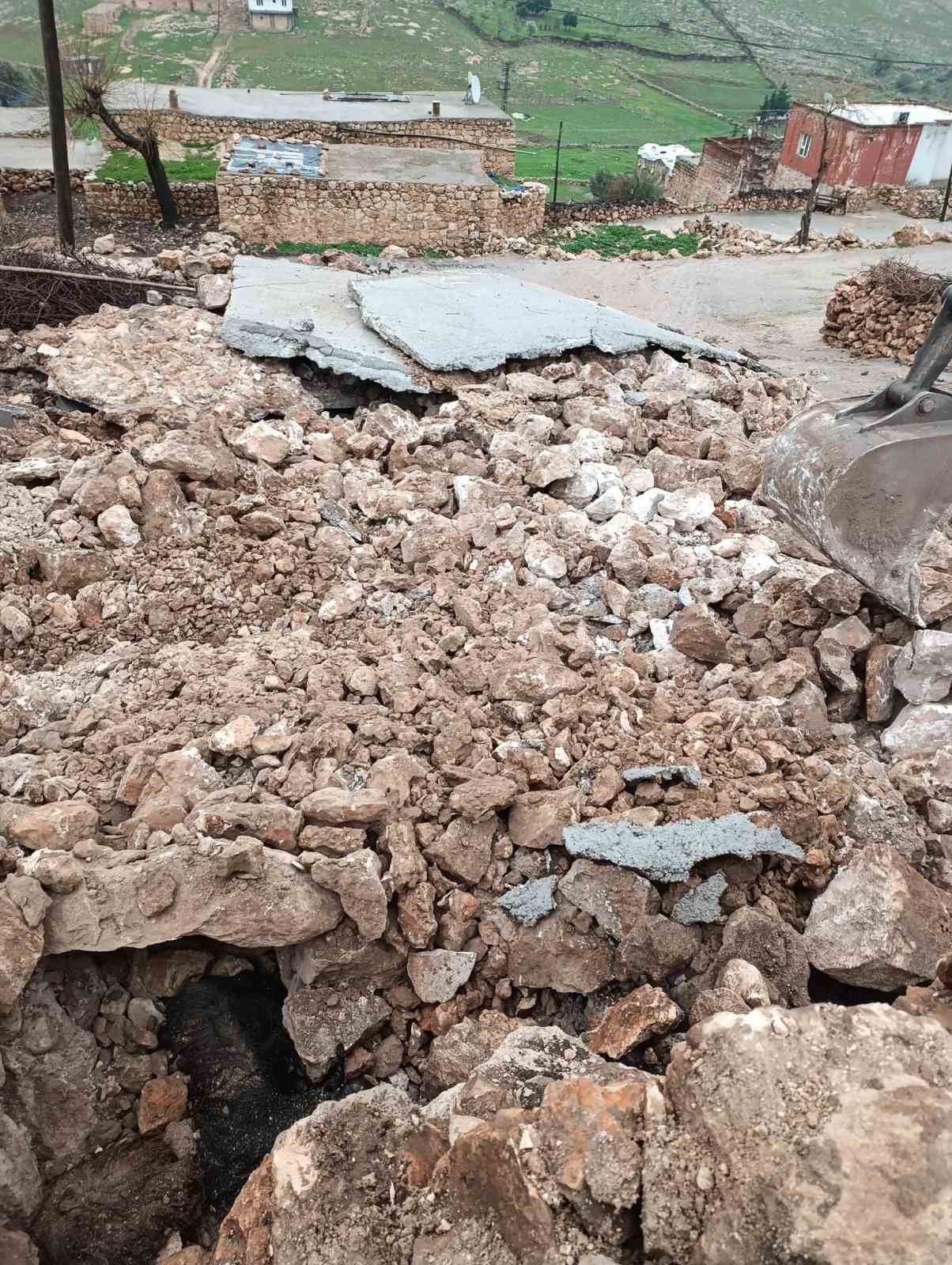 Mardin’de ahırın çökmesi sonucu 30 küçükbaş telef oldu
