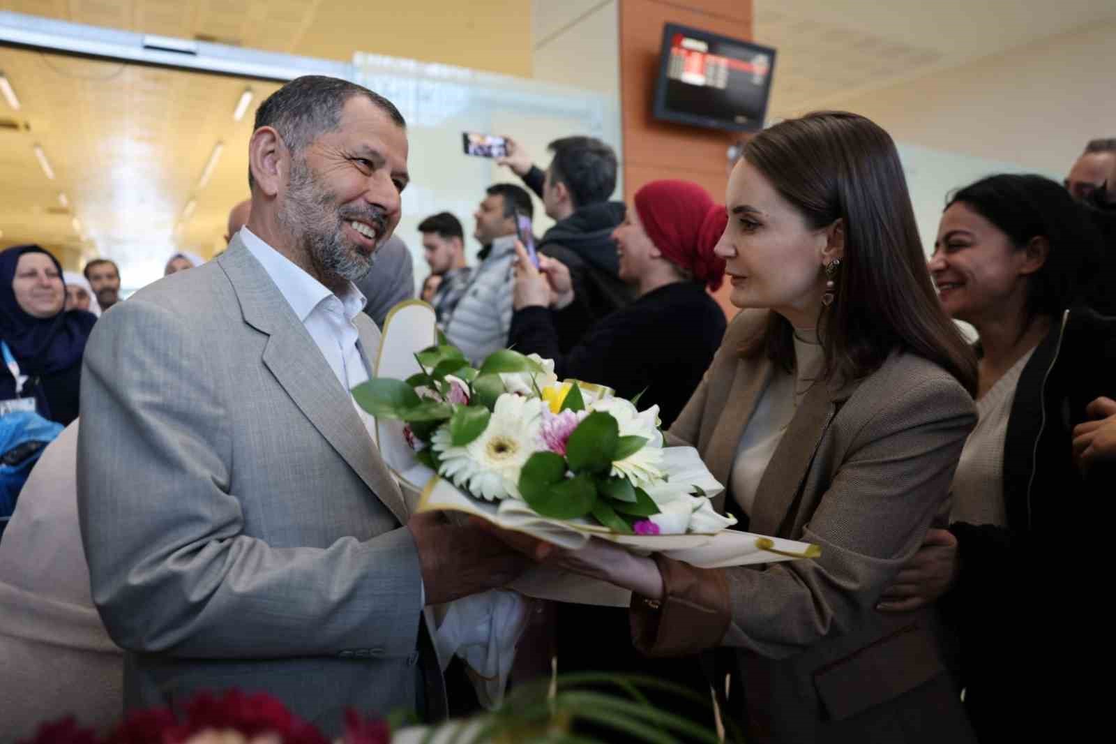 Mardin’de "Aile Yılı" kapsamında umreden dönen çiftlere duygusal karşılama

