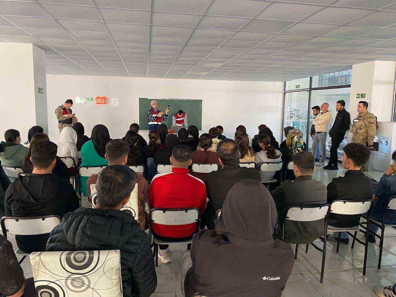 Mardin’de annelere uyuşturucuyla mücadele eğitimi
